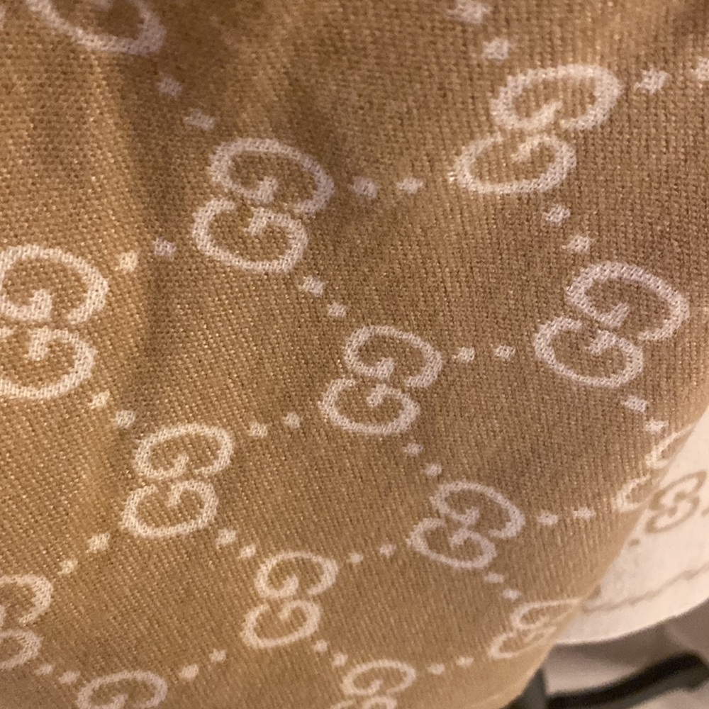 𝅺Gucci cashmere/silk wrap - Picture 7 of 9